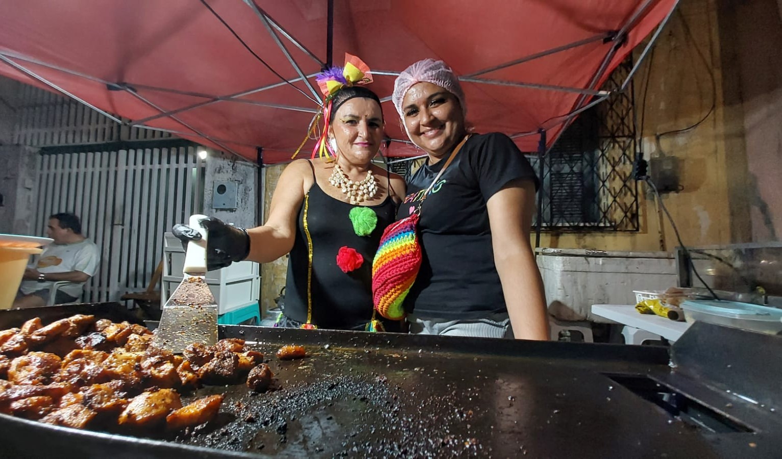 Na Avenida Domingos Olímpio, Yohanna e Júlia, que são mãe e filha, aproveitam para vender comidas para os foliões